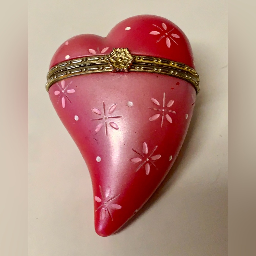 Vintage Bronze Trim Clasp Porcelain Figural Love Heart Trinket Box Antique